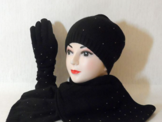 Женский комплект состоит из шапки, шарфа и перчаток