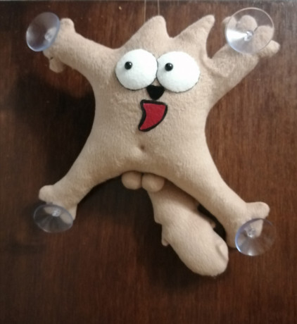 koty-saimony-na-prisoskax-na-steklo-v-masinu-big-2