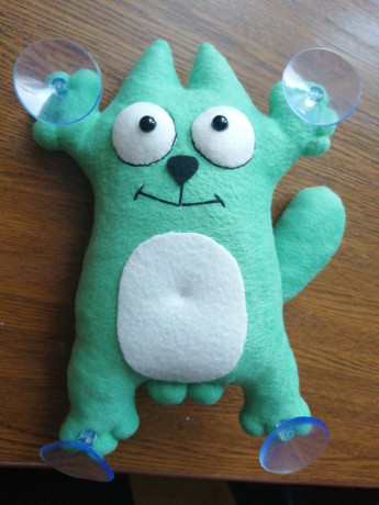 koty-saimony-na-prisoskax-na-steklo-v-masinu-big-1