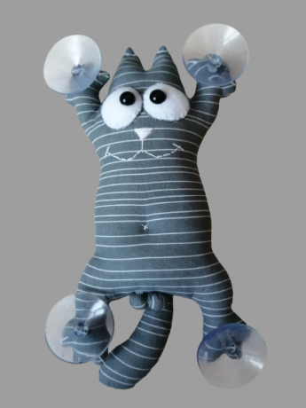 koty-saimony-na-prisoskax-na-steklo-v-masinu-big-3