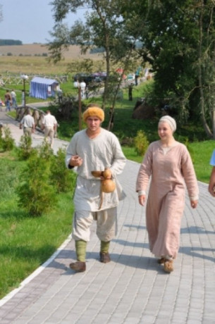 drevnerimskie-togipiratcar-i-drmaskaradnye-nariady-prokatvecernie-platiafraki-i-smokingi-big-9