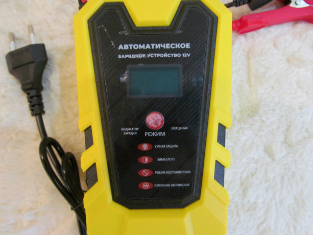 zariadnoe-ustroistvo-avtomobilnyx-motocikletnyx-akb-ups06-big-1