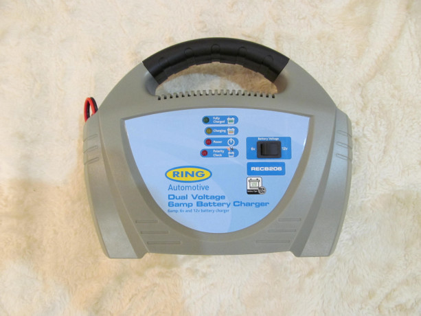 zariadnoe-ustroistvo-avtomobilnyx-motocikletnyx-akb-12v-ring-recb206-big-0