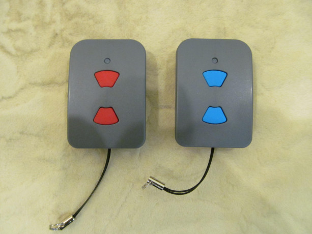 pult-du-dlia-vorot-rolet-slagbaumov-novyi-hormann-hsm2-43392-mgc-krasnye-sinie-knopki-big-0