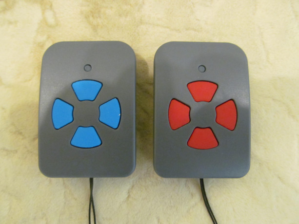 pult-du-dlia-vorot-rolet-slagbaumov-novyi-hormann-hsm4-43392-mgc-krasnye-sinie-knopki-big-0