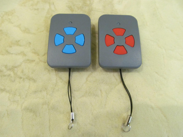 pult-du-dlia-vorot-rolet-slagbaumov-novyi-hormann-hsm4-43392-mgc-krasnye-sinie-knopki-big-1