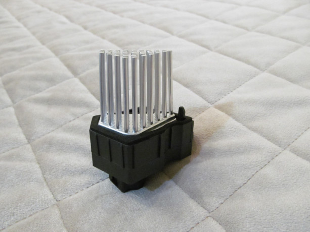 bmw-rezistor-elektroventiliatora-otopitelia-luzar-lfr2630-big-2