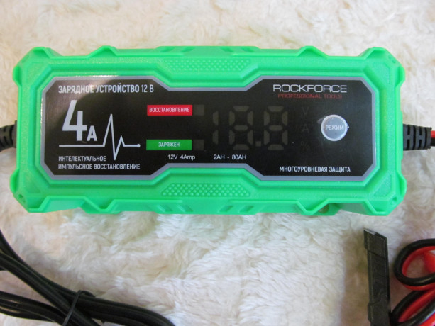 zariadnoe-ustroistvo-avtomobilnyx-motocikletnyx-akb-12v-rf-1204-big-1