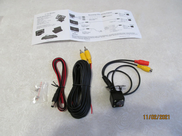 avtomobilnaia-kamera-zadnego-vida-4-sv-diodov-dlia-monitora-komplekt-provodki-big-1