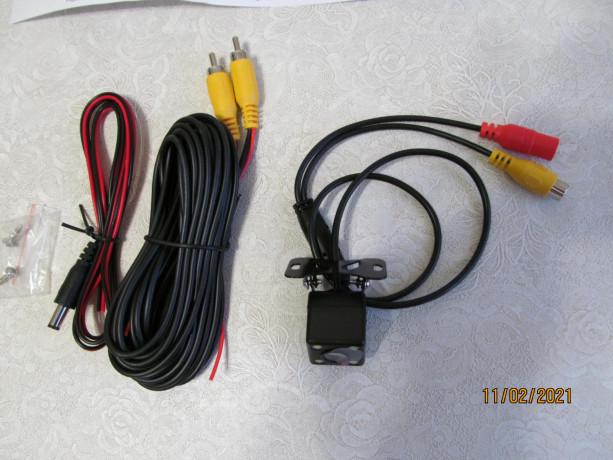avtomobilnaia-kamera-zadnego-vida-4-sv-diodov-dlia-monitora-komplekt-provodki-big-0