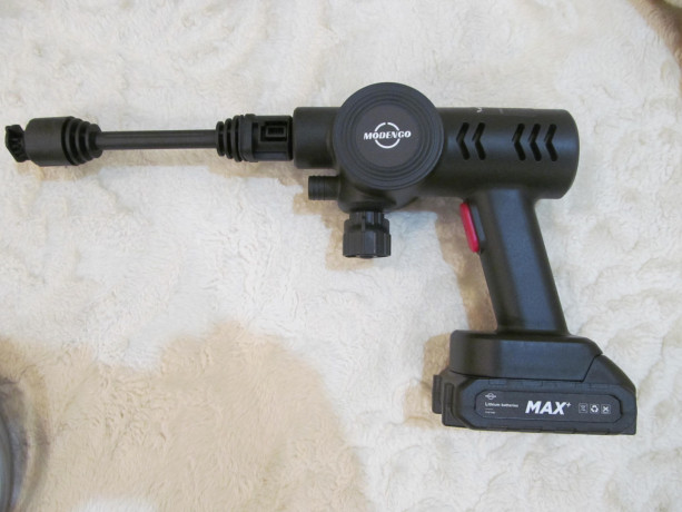 akkumuliatornyi-vodianoi-pistolet-vysokogo-davleniia-mini-avto-moika-dvigatel-550vt-big-4