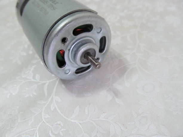 dvigatel-motor-21v-diametr-vala-3175mm-bez-sesterni-2000-ob-v-min-big-3