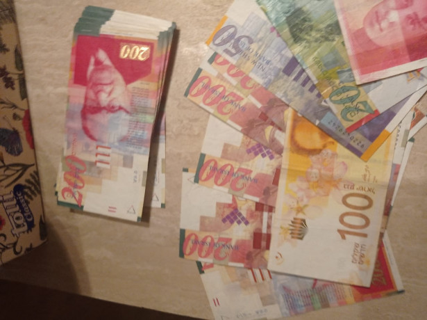 pomeniat-starye-izrailskie-sekeli-v-minske-big-0