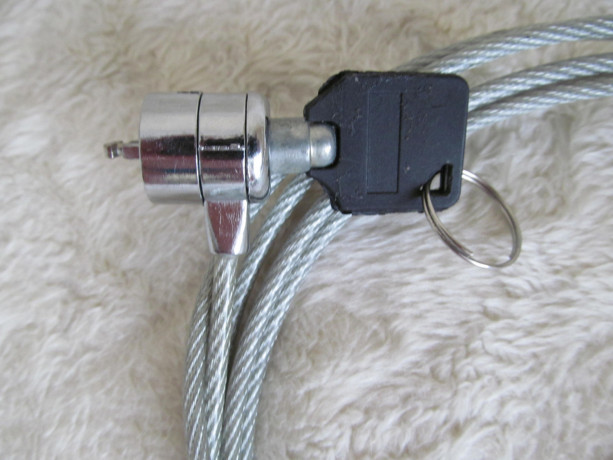 zamok-dlia-noutbuka-bu-v-komplekte-1-kliuc-big-1