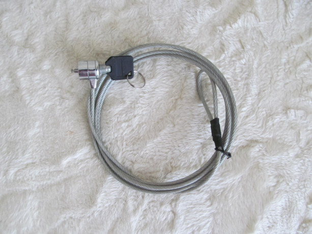 zamok-dlia-noutbuka-bu-v-komplekte-1-kliuc-big-0
