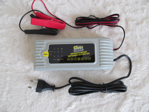 zariadnoe-ustroistvo-avtomobilnyx-motocikletnyx-akb-12v-golden-snail-gs-9220-big-0