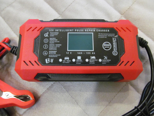 zariadnoe-ustroistvo-avtomobilnyx-motocikletnyx-akb-12v-forcekraft-fk-1206-big-1