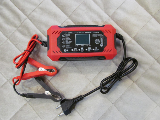 zariadnoe-ustroistvo-avtomobilnyx-motocikletnyx-akb-12v-forcekraft-fk-1206-big-0