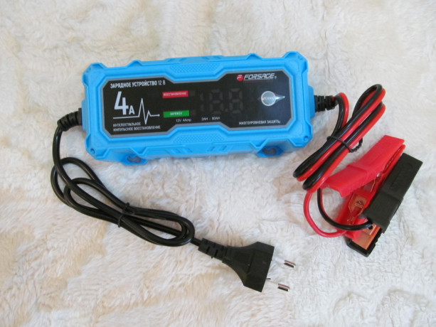 zariadnoe-ustroistvo-avtomobilnyx-motocikletnyx-akb-12v-f-1204-big-0