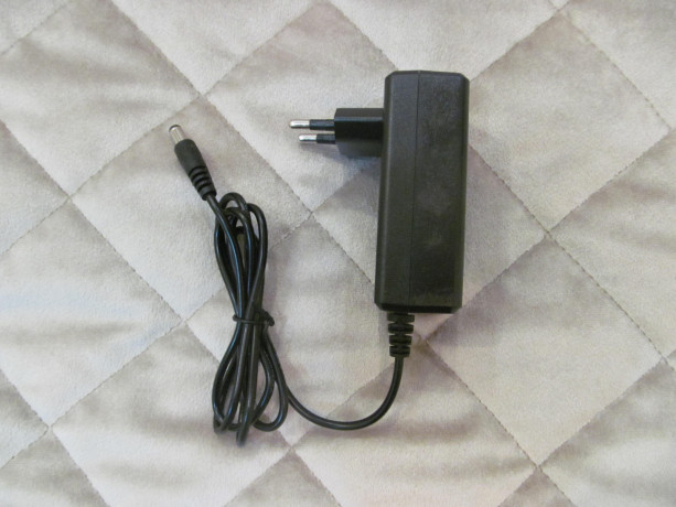 zariadnoe-ustroistvo-dlia-akkumuliatorov-elektroinstrumenta-mini-pila-usm-mini-moika-i-td-21v-big-0