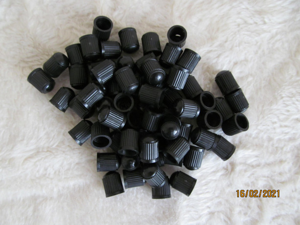 kolpacok-na-ventil-nipel-kolesa-plastik-cernyi-100-st-big-0