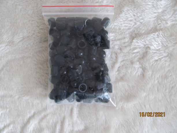 kolpacok-na-ventil-nipel-kolesa-plastik-cernyi-100-st-big-2