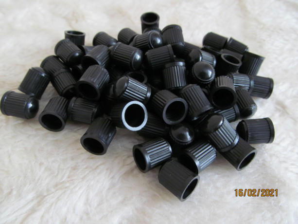 kolpacok-na-ventil-nipel-kolesa-plastik-cernyi-100-st-big-1